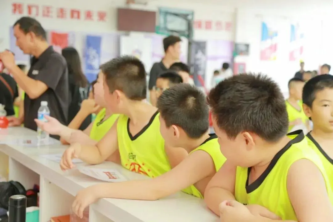 小学生如何开始学习篮球接球技巧?_0
